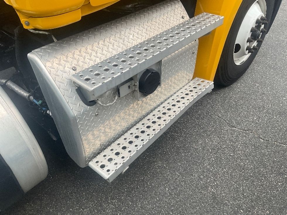 Day Cab Tractor-Heavy Duty Tractors-Freightliner-2020-T12664ST-Cleveland-TN-235,868\n\t\tmiles-$ 60,250 - Image 19