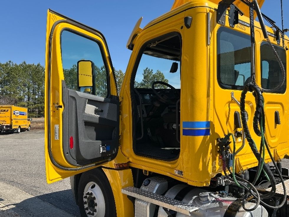 Day Cab Tractor-Heavy Duty Tractors-Freightliner-2020-T12664ST-Cleveland-TN-235,868\n\t\tmiles-$ 60,250 - Image 9