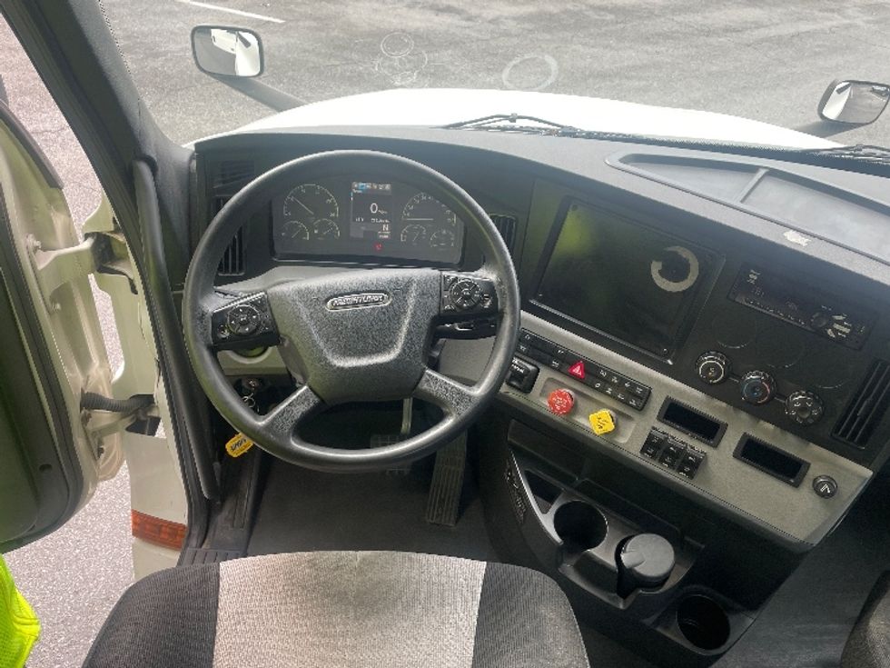Day Cab Tractor-Heavy Duty Tractors-Freightliner-2020-T12664ST-Cleveland-TN-295,600\n\t\tmiles-$ 60,500 - Image 11