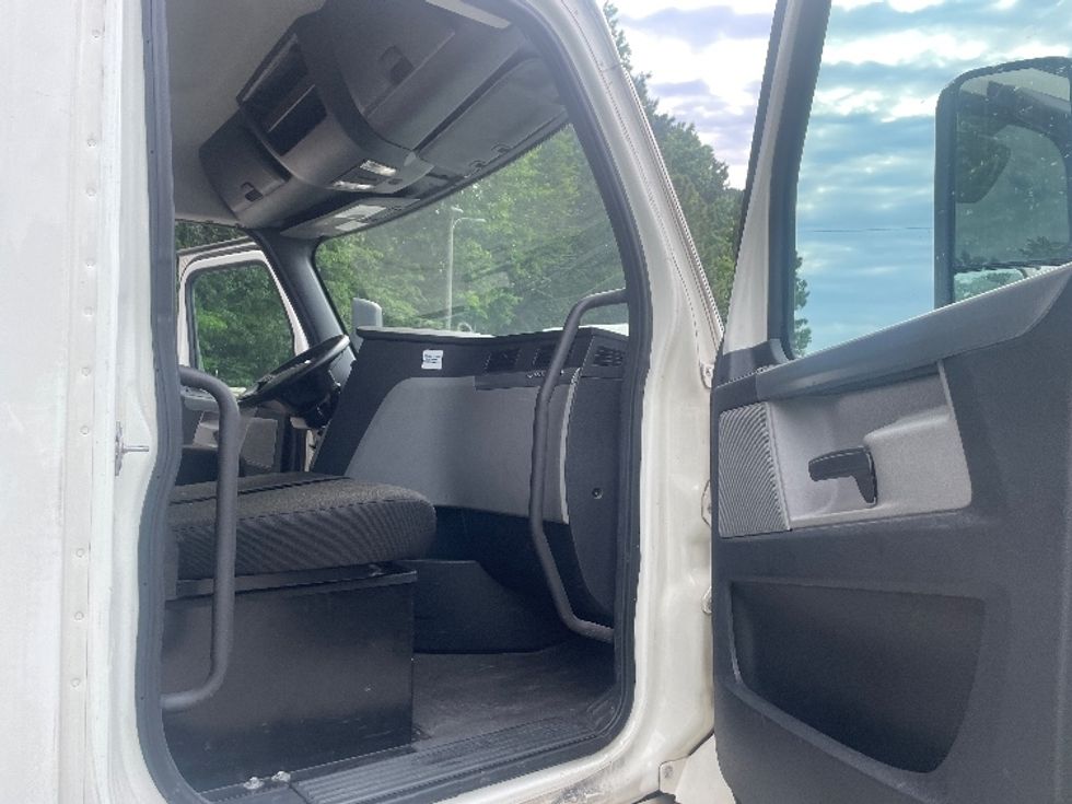 Day Cab Tractor-Heavy Duty Tractors-Freightliner-2020-T12664ST-Cleveland-TN-295,600\n\t\tmiles-$ 60,500 - Image 12