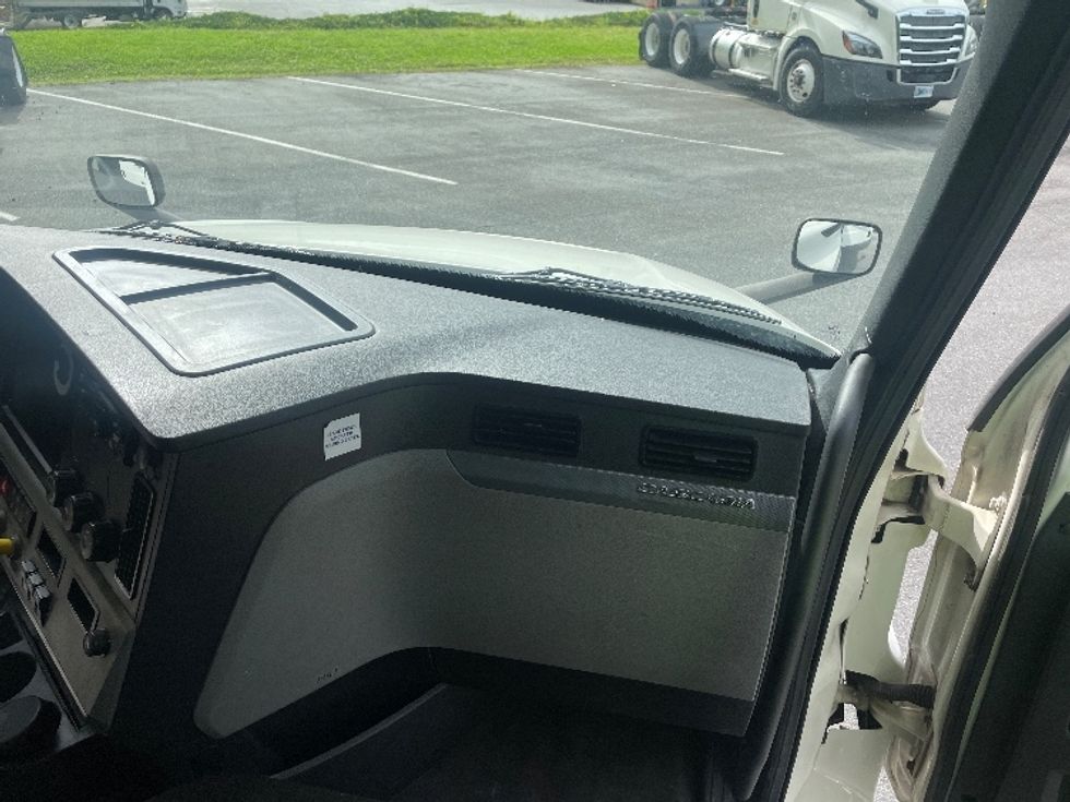 Day Cab Tractor-Heavy Duty Tractors-Freightliner-2020-T12664ST-Cleveland-TN-295,600\n\t\tmiles-$ 60,500 - Image 13