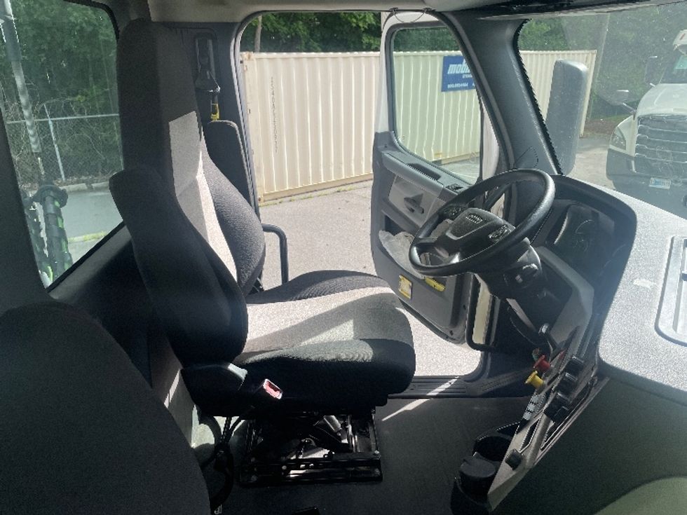 Day Cab Tractor-Heavy Duty Tractors-Freightliner-2020-T12664ST-Cleveland-TN-295,600\n\t\tmiles-$ 60,500 - Image 14