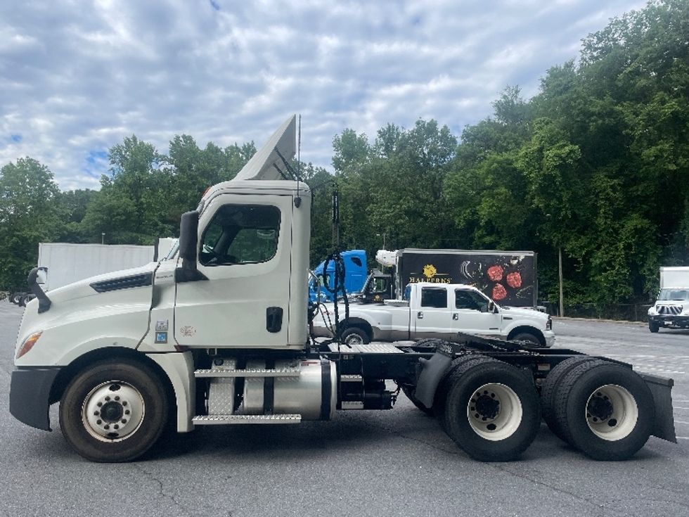 Day Cab Tractor-Heavy Duty Tractors-Freightliner-2020-T12664ST-Cleveland-TN-295,600\n\t\tmiles-$ 60,500 - Image 4