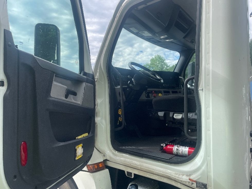 Day Cab Tractor-Heavy Duty Tractors-Freightliner-2020-T12664ST-Cleveland-TN-295,600\n\t\tmiles-$ 60,500 - Image 9