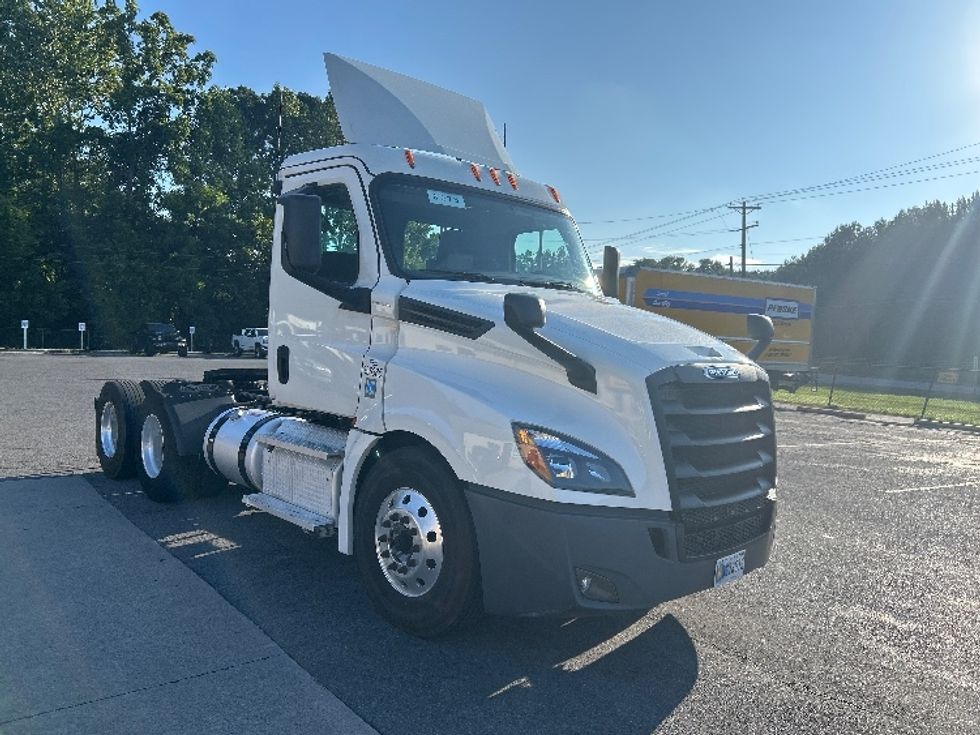 Day Cab Tractor-Heavy Duty Tractors-Freightliner-2020-T12664ST-Cleveland-TN-302,800\n\t\tmiles-$ 61,000 - Image 1