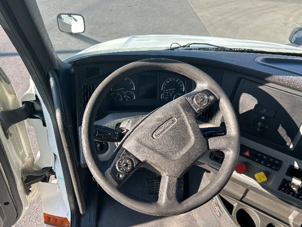 Day Cab Tractor-Heavy Duty Tractors-Freightliner-2020-T12664ST-Cleveland-TN-302,800\n\t\tmiles-$ 61,000 - Image 11