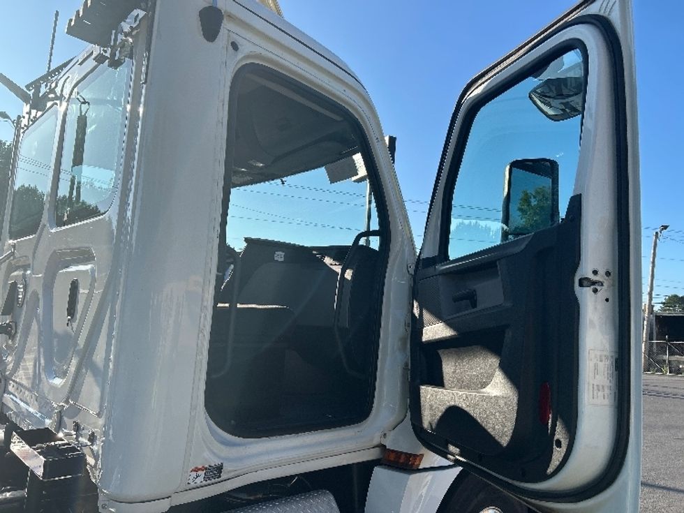 Day Cab Tractor-Heavy Duty Tractors-Freightliner-2020-T12664ST-Cleveland-TN-302,800\n\t\tmiles-$ 61,000 - Image 12