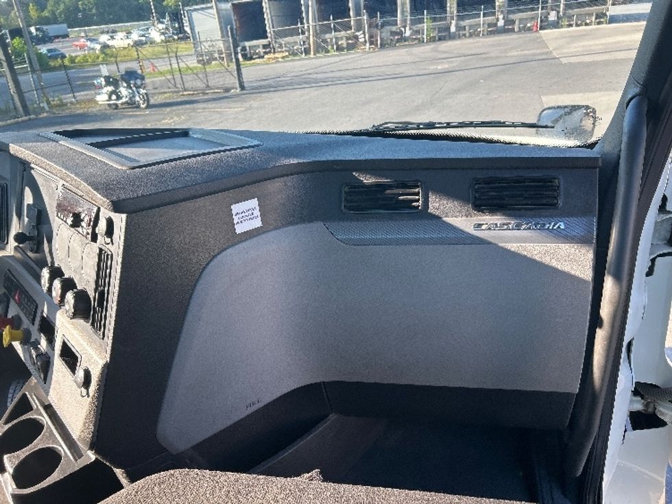 Day Cab Tractor-Heavy Duty Tractors-Freightliner-2020-T12664ST-Cleveland-TN-302,800\n\t\tmiles-$ 61,000 - Image 13