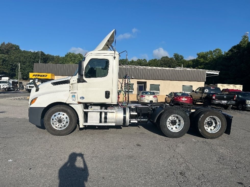 Day Cab Tractor-Heavy Duty Tractors-Freightliner-2020-T12664ST-Cleveland-TN-302,800\n\t\tmiles-$ 61,000 - Image 4