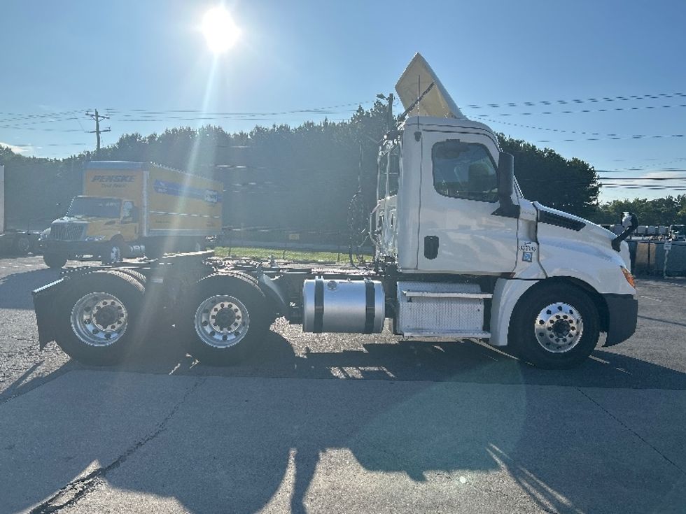 Day Cab Tractor-Heavy Duty Tractors-Freightliner-2020-T12664ST-Cleveland-TN-302,800\n\t\tmiles-$ 61,000 - Image 8
