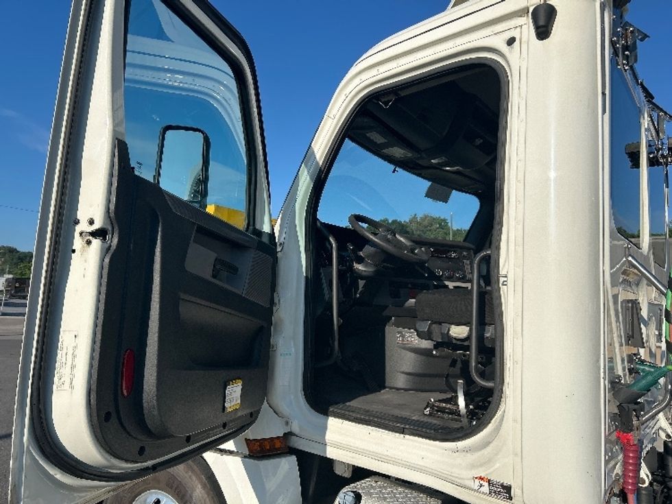 Day Cab Tractor-Heavy Duty Tractors-Freightliner-2020-T12664ST-Cleveland-TN-302,800\n\t\tmiles-$ 61,000 - Image 9