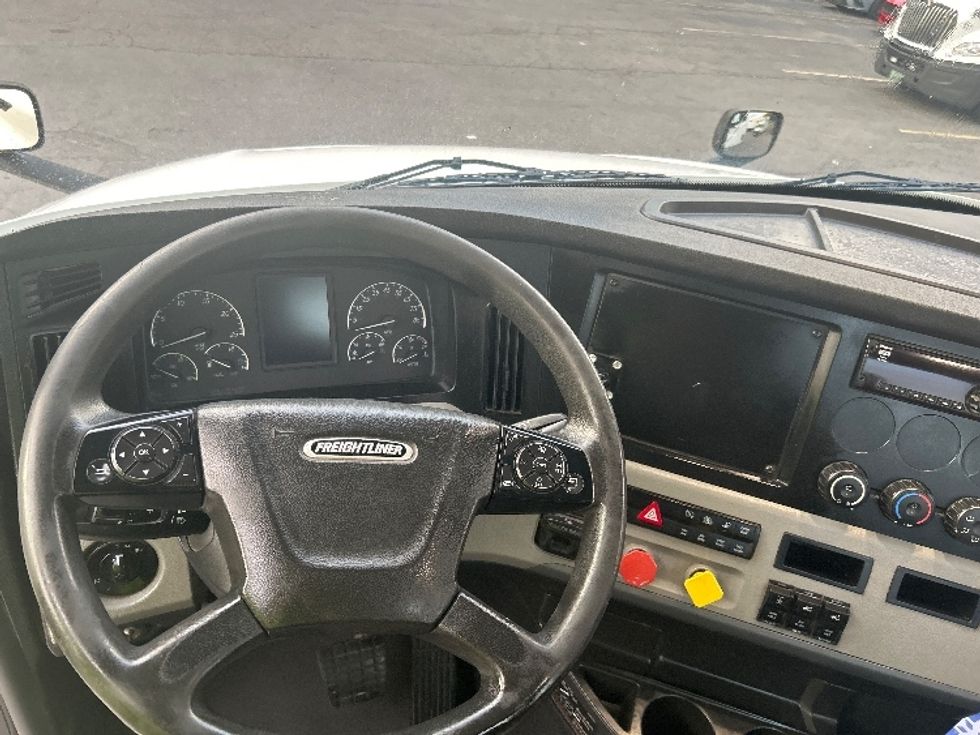 Day Cab Tractor-Heavy Duty Tractors-Freightliner-2020-T12664ST-Cleveland-TN-347,770\n\t\tmiles-$ 58,750 - Image 11