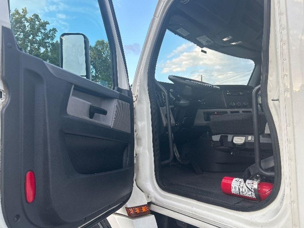 Day Cab Tractor-Heavy Duty Tractors-Freightliner-2020-T12664ST-Cleveland-TN-347,770\n\t\tmiles-$ 58,750 - Image 9