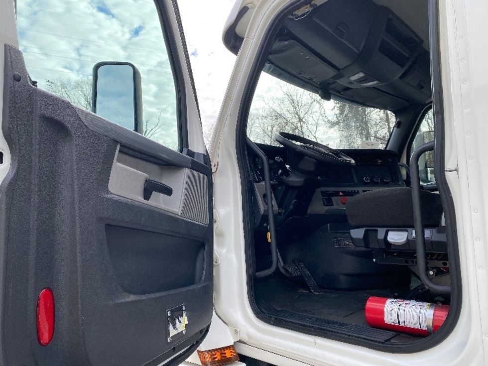 Day Cab Tractor-Heavy Duty Tractors-Freightliner-2020-T12664ST-Cleveland-TN-430,904\n\t\tmiles-$ 49,500 - Image 9