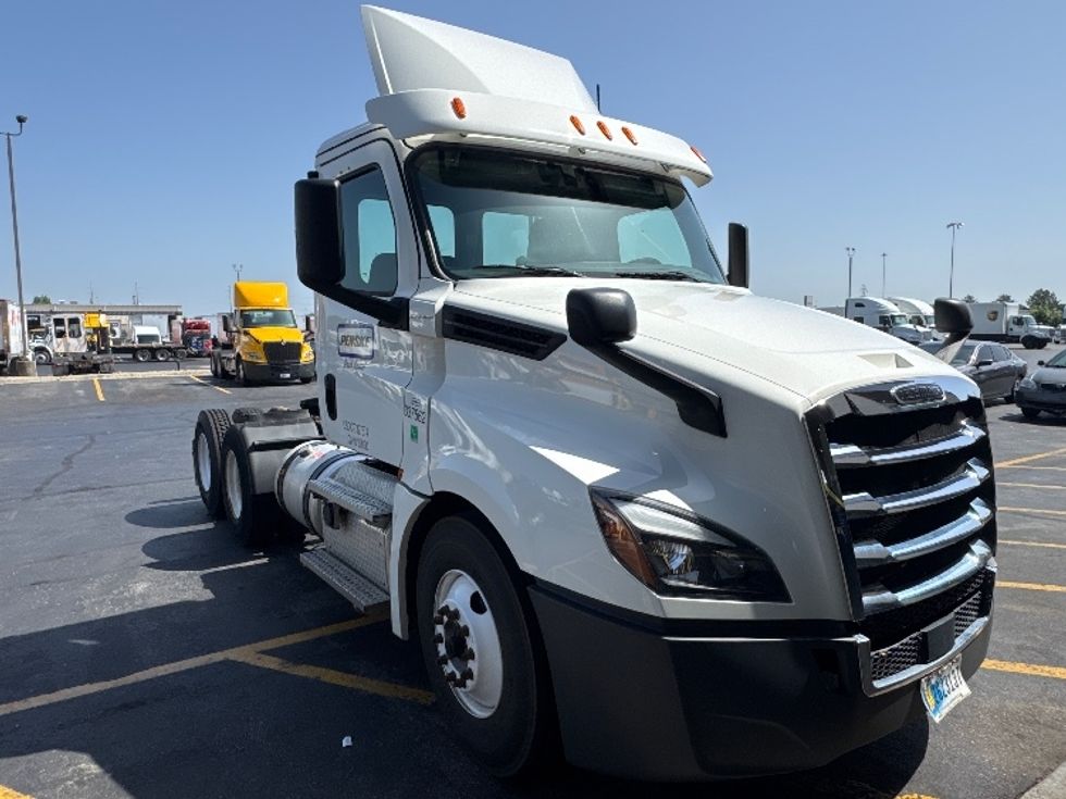 Day Cab Tractor-Heavy Duty Tractors-Freightliner-2020-T12664ST-Columbus-OH-301,293\n\t\tmiles-$ 54,000 - Image 1