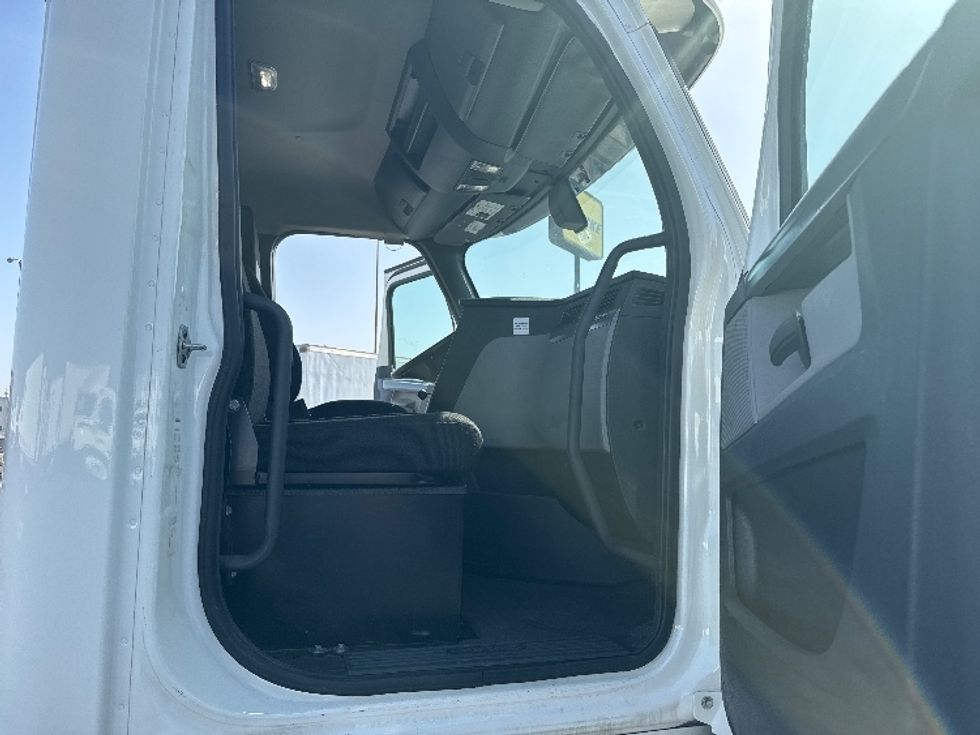 Day Cab Tractor-Heavy Duty Tractors-Freightliner-2020-T12664ST-Columbus-OH-301,293\n\t\tmiles-$ 54,000 - Image 12