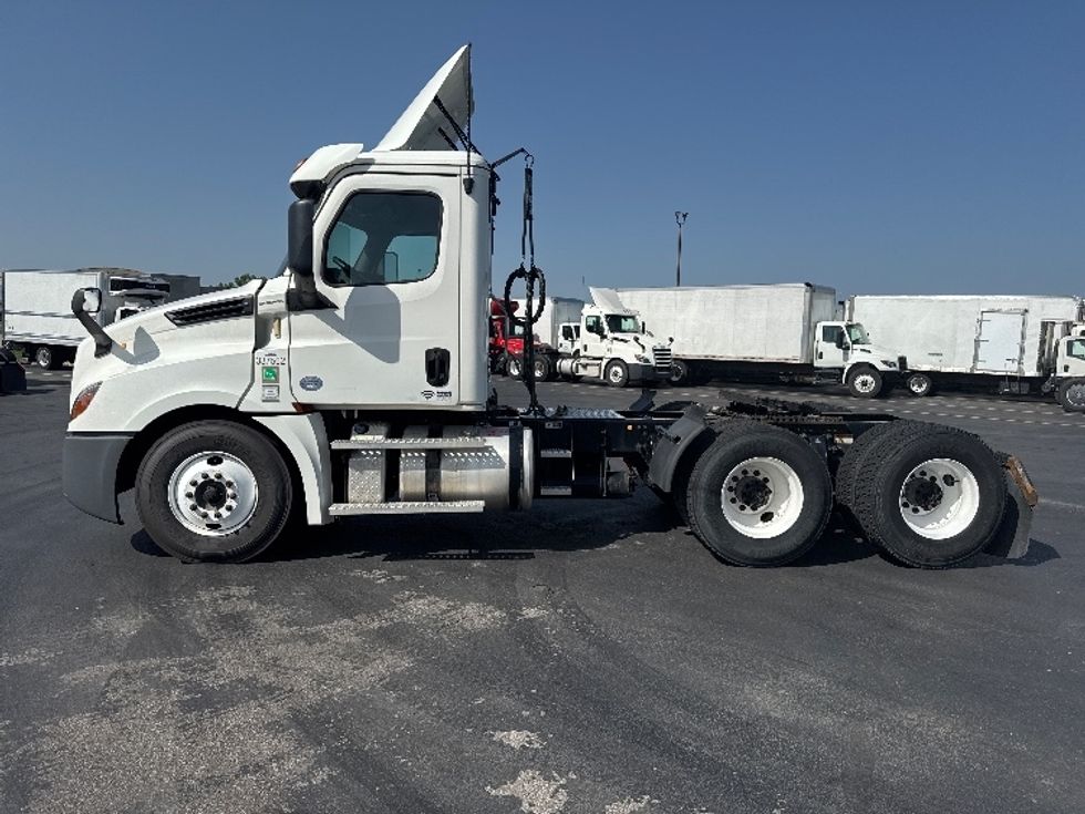 Day Cab Tractor-Heavy Duty Tractors-Freightliner-2020-T12664ST-Columbus-OH-301,293\n\t\tmiles-$ 54,000 - Image 4