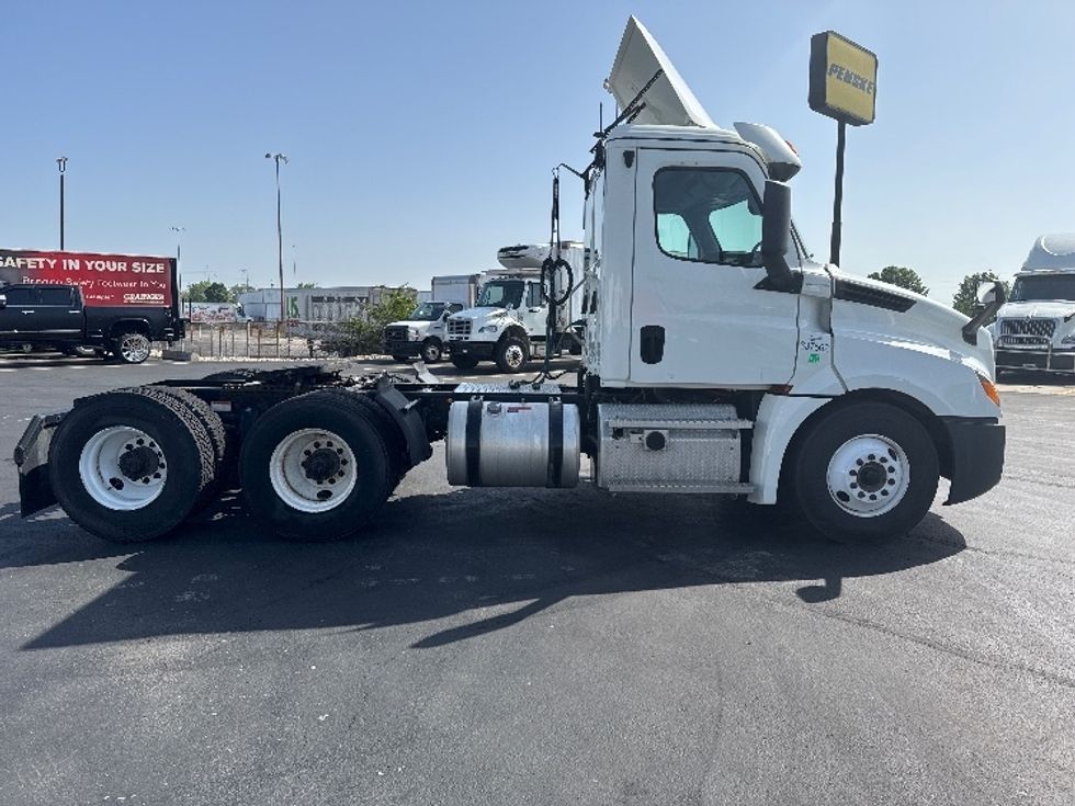 Day Cab Tractor-Heavy Duty Tractors-Freightliner-2020-T12664ST-Columbus-OH-301,293\n\t\tmiles-$ 54,000 - Image 8