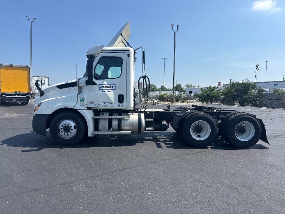 Day Cab Tractor-Heavy Duty Tractors-Freightliner-2020-T12664ST-Columbus-OH-346,717\n\t\tmiles-$ 51,750 - Image 4