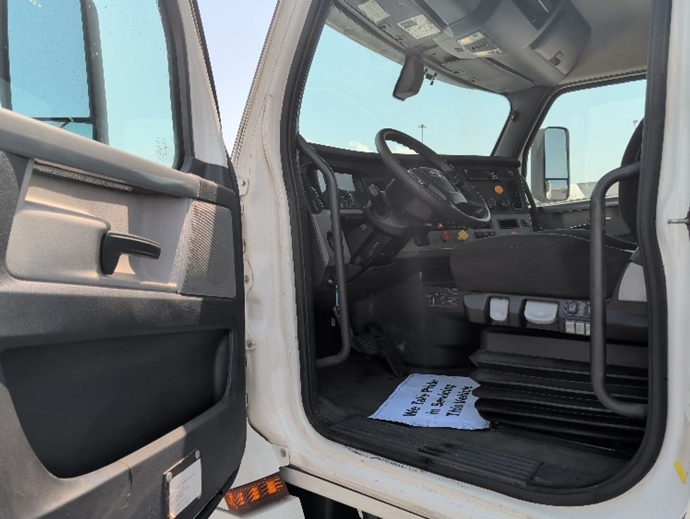Day Cab Tractor-Heavy Duty Tractors-Freightliner-2020-T12664ST-Columbus-OH-346,717\n\t\tmiles-$ 51,750 - Image 9