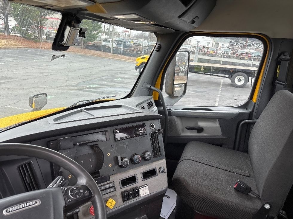 Day Cab Tractor-Heavy Duty Tractors-Freightliner-2020-T12664ST-Concord-NC-481,906\n\t\tmiles-$ 42,750 - Image 10