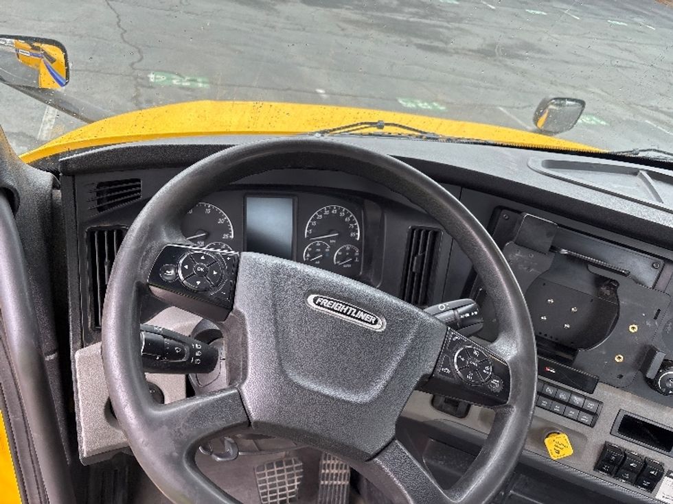 Day Cab Tractor-Heavy Duty Tractors-Freightliner-2020-T12664ST-Concord-NC-481,906\n\t\tmiles-$ 42,750 - Image 11