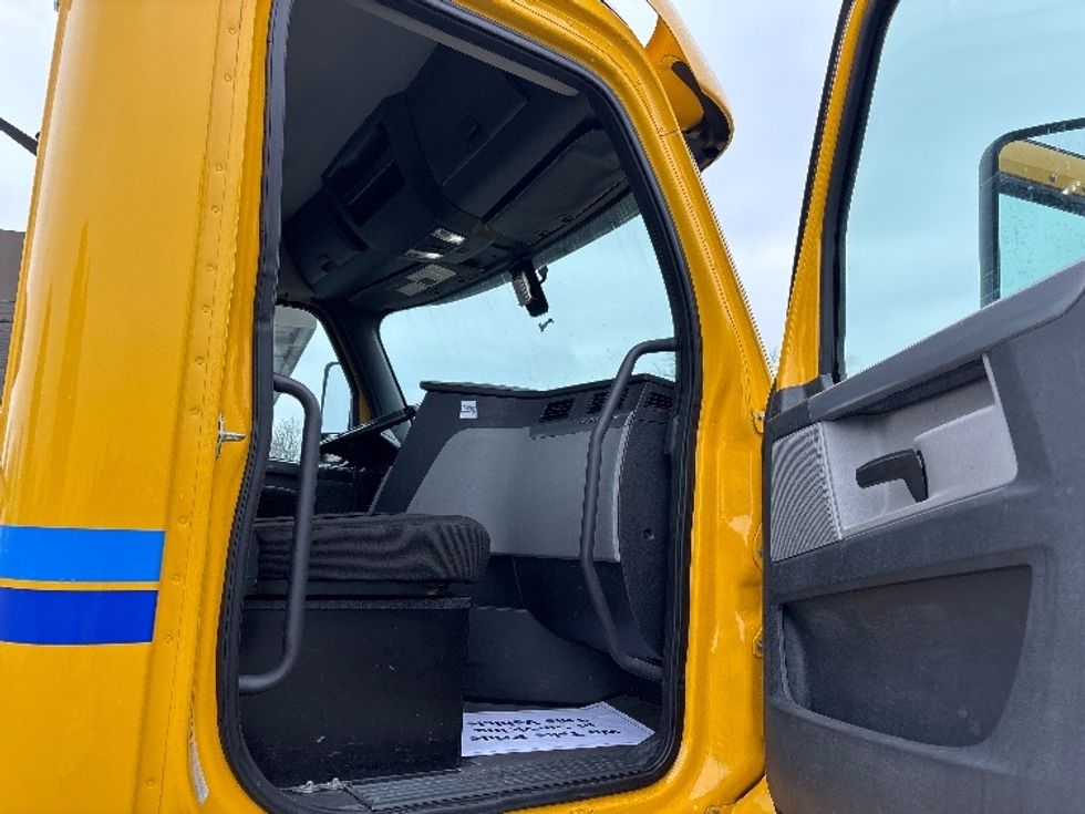 Day Cab Tractor-Heavy Duty Tractors-Freightliner-2020-T12664ST-Concord-NC-481,906\n\t\tmiles-$ 42,750 - Image 12