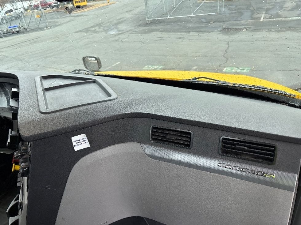 Day Cab Tractor-Heavy Duty Tractors-Freightliner-2020-T12664ST-Concord-NC-481,906\n\t\tmiles-$ 42,750 - Image 13