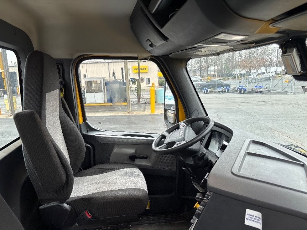 Day Cab Tractor-Heavy Duty Tractors-Freightliner-2020-T12664ST-Concord-NC-481,906\n\t\tmiles-$ 42,750 - Image 14