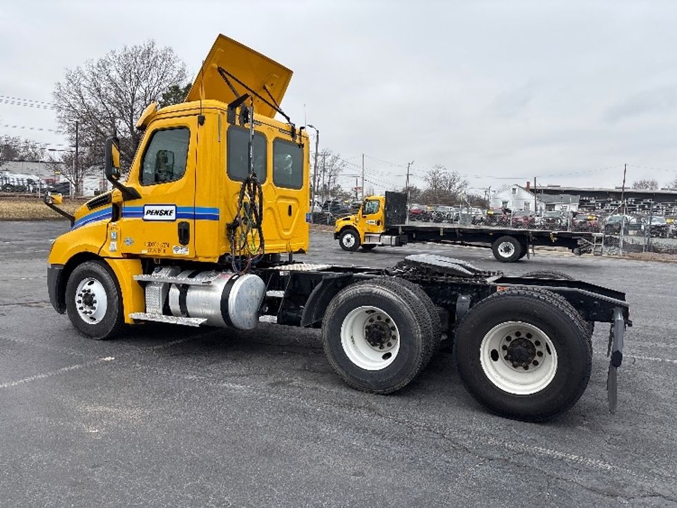 Day Cab Tractor-Heavy Duty Tractors-Freightliner-2020-T12664ST-Concord-NC-481,906\n\t\tmiles-$ 42,750 - Image 5