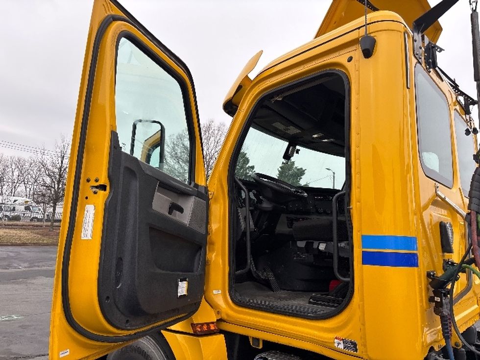 Day Cab Tractor-Heavy Duty Tractors-Freightliner-2020-T12664ST-Concord-NC-481,906\n\t\tmiles-$ 42,750 - Image 9