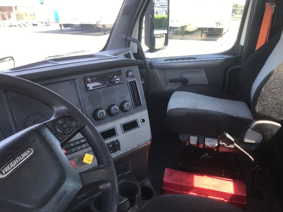 Day Cab Tractor-Heavy Duty Tractors-Freightliner-2020-T12664ST-Concord-NC-486,123\n\t\tmiles-$ 46,500 - Image 10