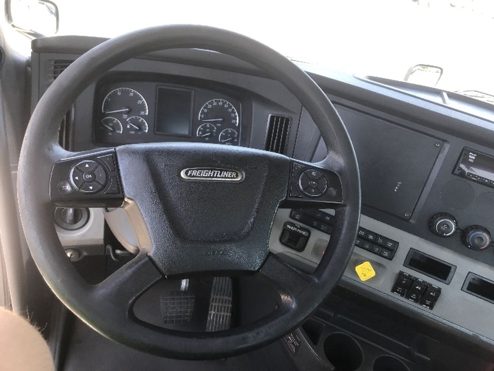 Day Cab Tractor-Heavy Duty Tractors-Freightliner-2020-T12664ST-Concord-NC-486,123\n\t\tmiles-$ 46,500 - Image 11