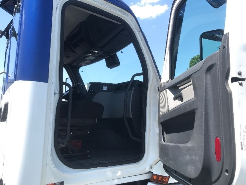 Day Cab Tractor-Heavy Duty Tractors-Freightliner-2020-T12664ST-Concord-NC-486,123\n\t\tmiles-$ 46,500 - Image 12