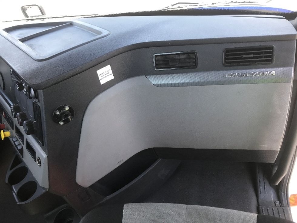 Day Cab Tractor-Heavy Duty Tractors-Freightliner-2020-T12664ST-Concord-NC-486,123\n\t\tmiles-$ 46,500 - Image 13