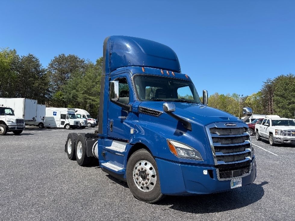 Day Cab Tractor-Heavy Duty Tractors-Freightliner-2020-T12664ST-Concord-NC-524,240\n\t\tmiles-$ 39,000 - Image 1