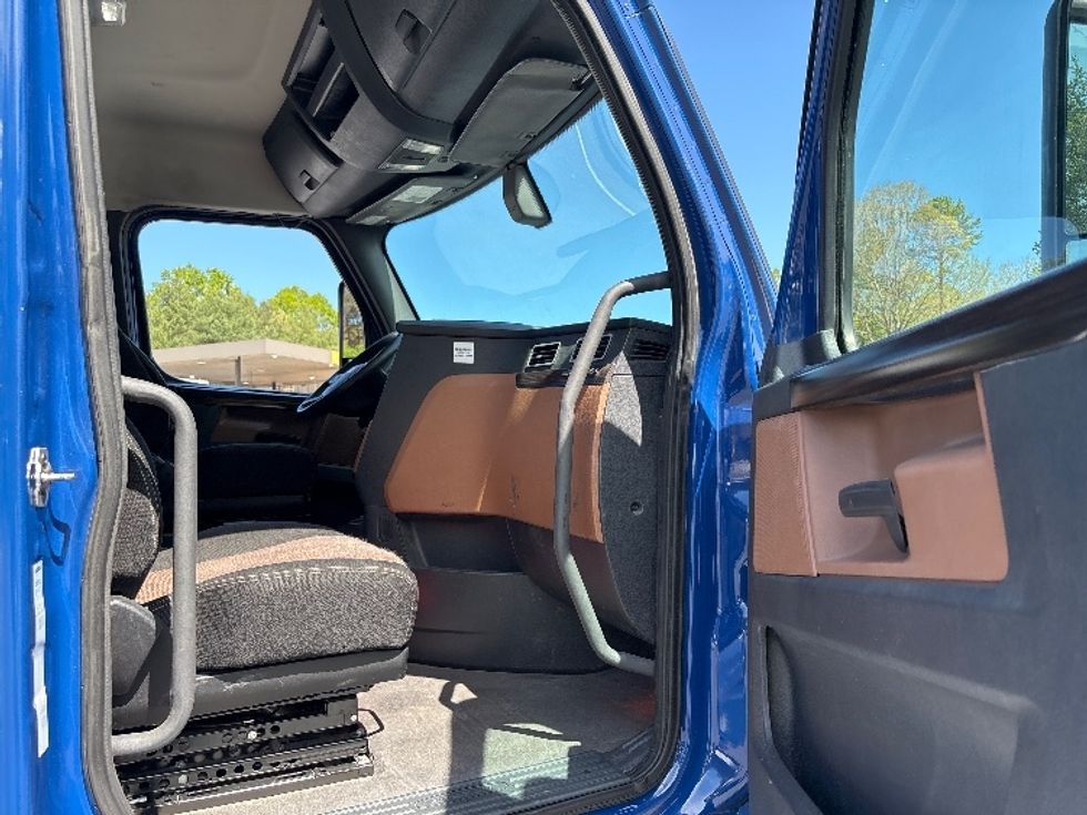 Day Cab Tractor-Heavy Duty Tractors-Freightliner-2020-T12664ST-Concord-NC-524,240\n\t\tmiles-$ 39,000 - Image 12