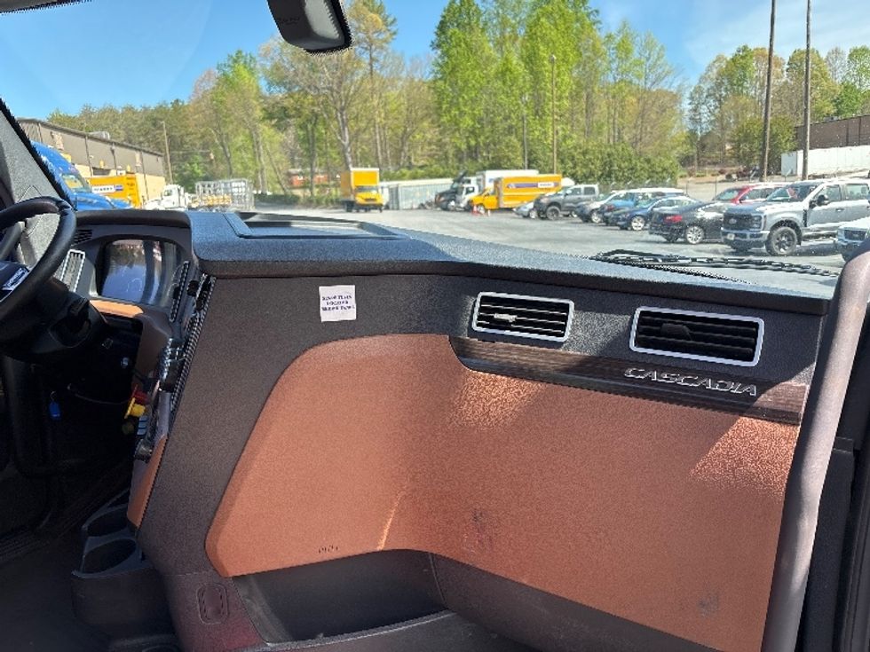 Day Cab Tractor-Heavy Duty Tractors-Freightliner-2020-T12664ST-Concord-NC-524,240\n\t\tmiles-$ 39,000 - Image 13