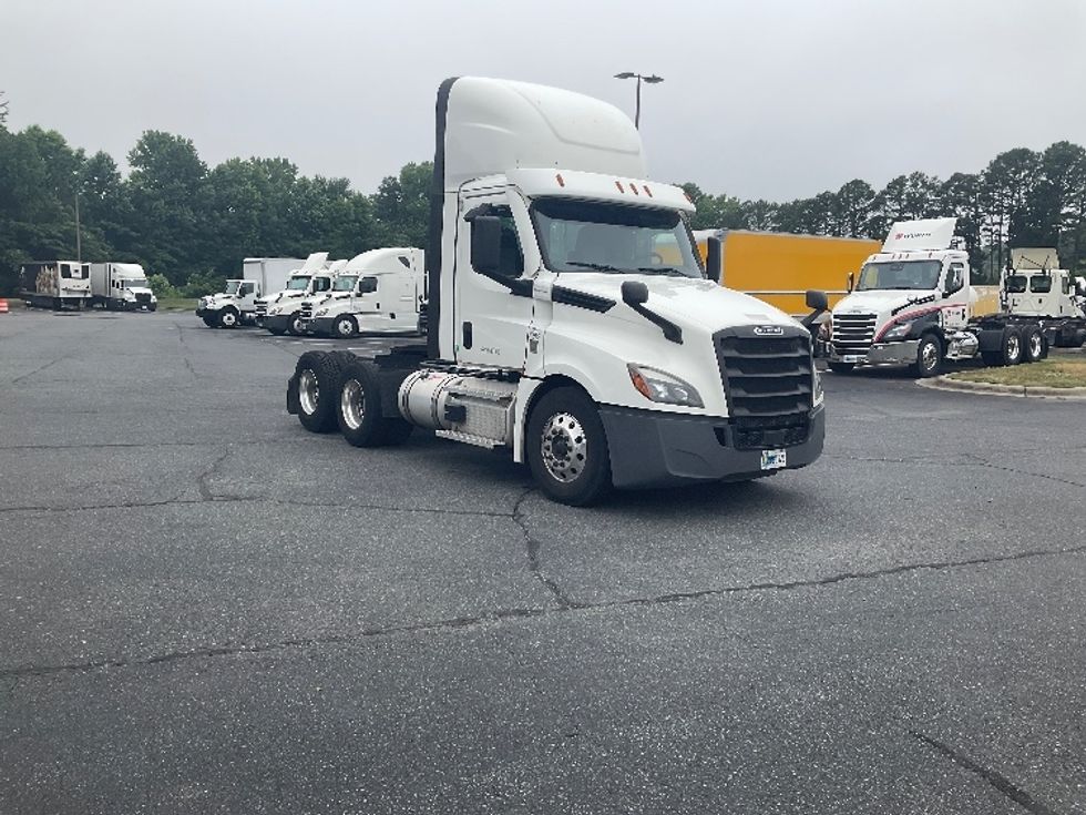 Day Cab Tractor-Heavy Duty Tractors-Freightliner-2020-T12664ST-Concord-NC-597,947\n\t\tmiles-$ 33,500 - Image 1