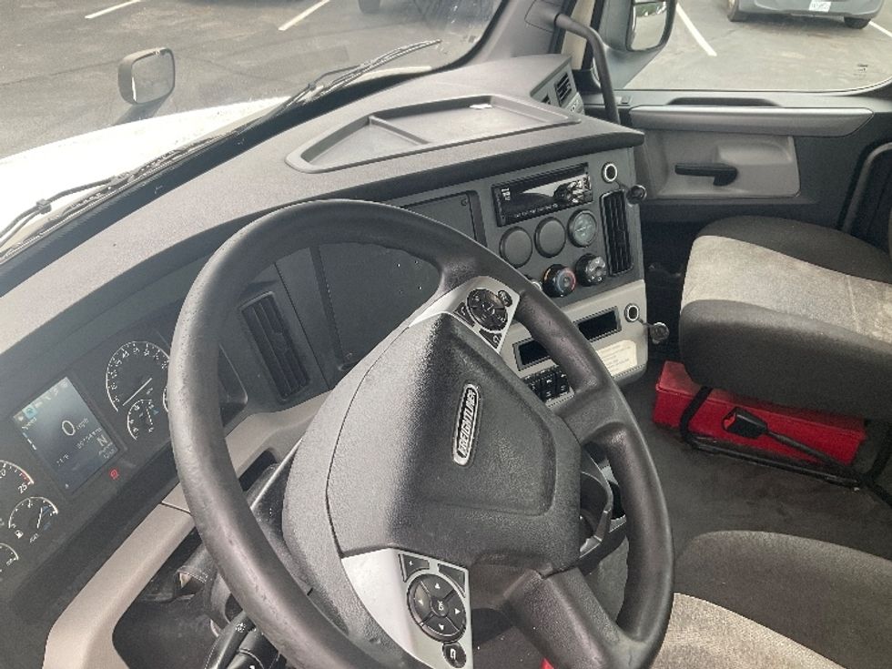 Day Cab Tractor-Heavy Duty Tractors-Freightliner-2020-T12664ST-Concord-NC-597,947\n\t\tmiles-$ 33,500 - Image 10