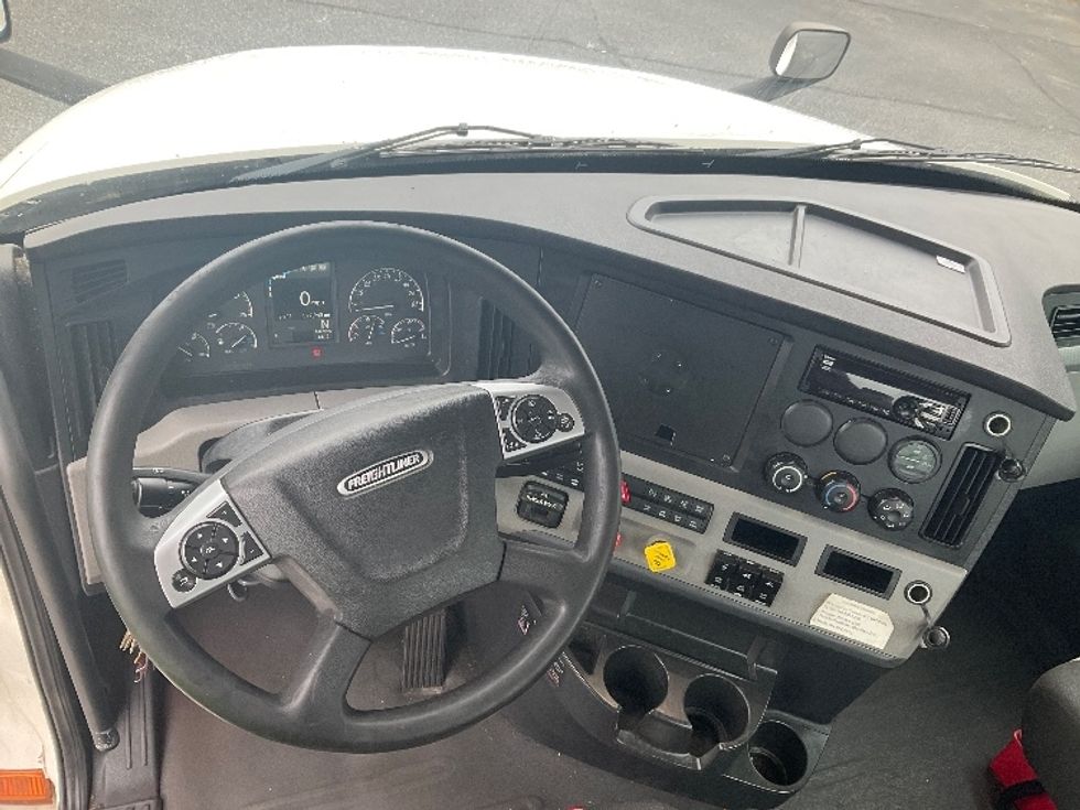 Day Cab Tractor-Heavy Duty Tractors-Freightliner-2020-T12664ST-Concord-NC-597,947\n\t\tmiles-$ 33,500 - Image 11