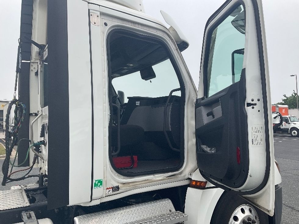 Day Cab Tractor-Heavy Duty Tractors-Freightliner-2020-T12664ST-Concord-NC-597,947\n\t\tmiles-$ 33,500 - Image 12