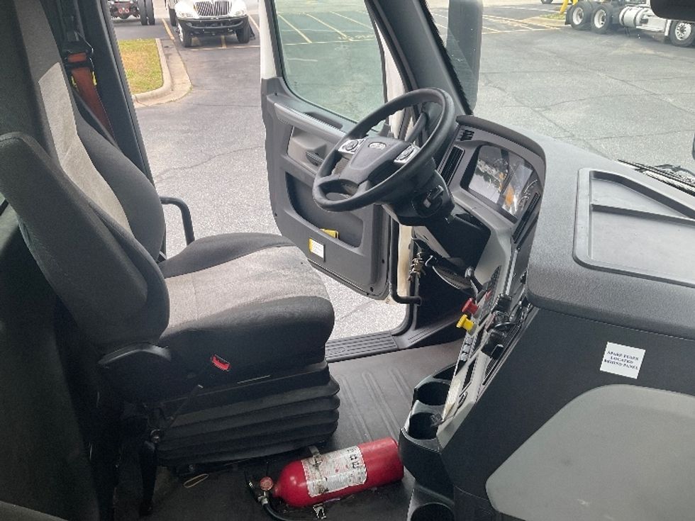 Day Cab Tractor-Heavy Duty Tractors-Freightliner-2020-T12664ST-Concord-NC-597,947\n\t\tmiles-$ 33,500 - Image 14