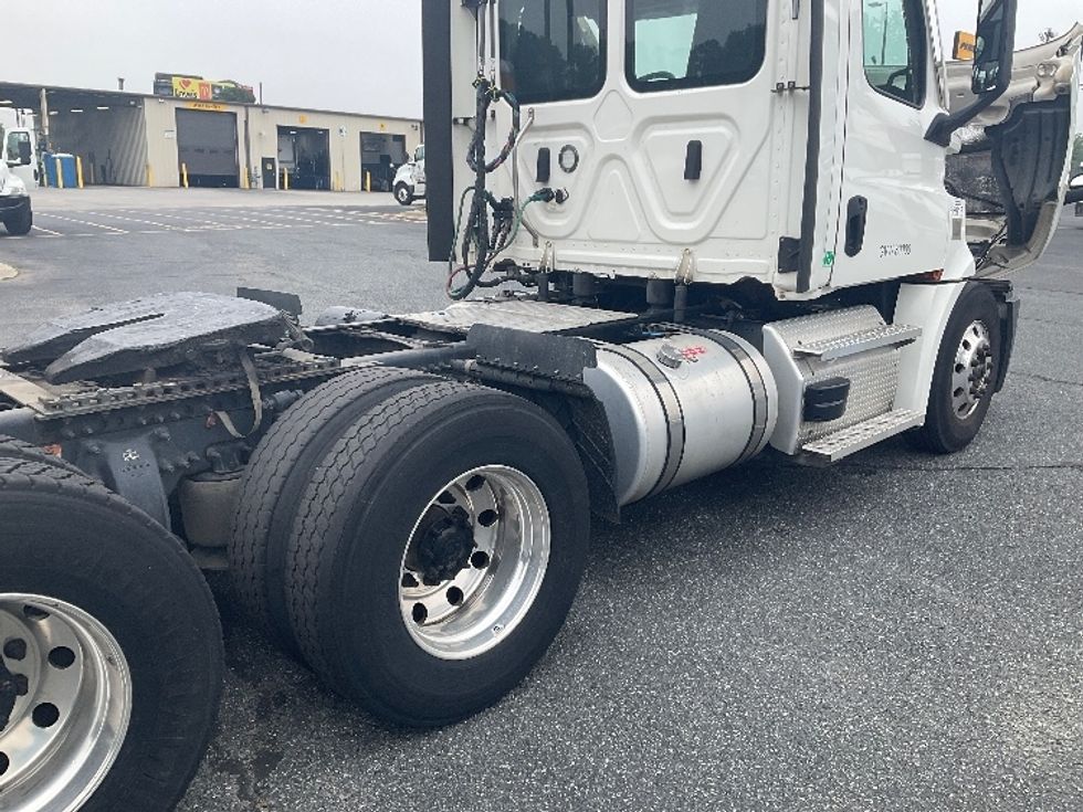Day Cab Tractor-Heavy Duty Tractors-Freightliner-2020-T12664ST-Concord-NC-597,947\n\t\tmiles-$ 33,500 - Image 17