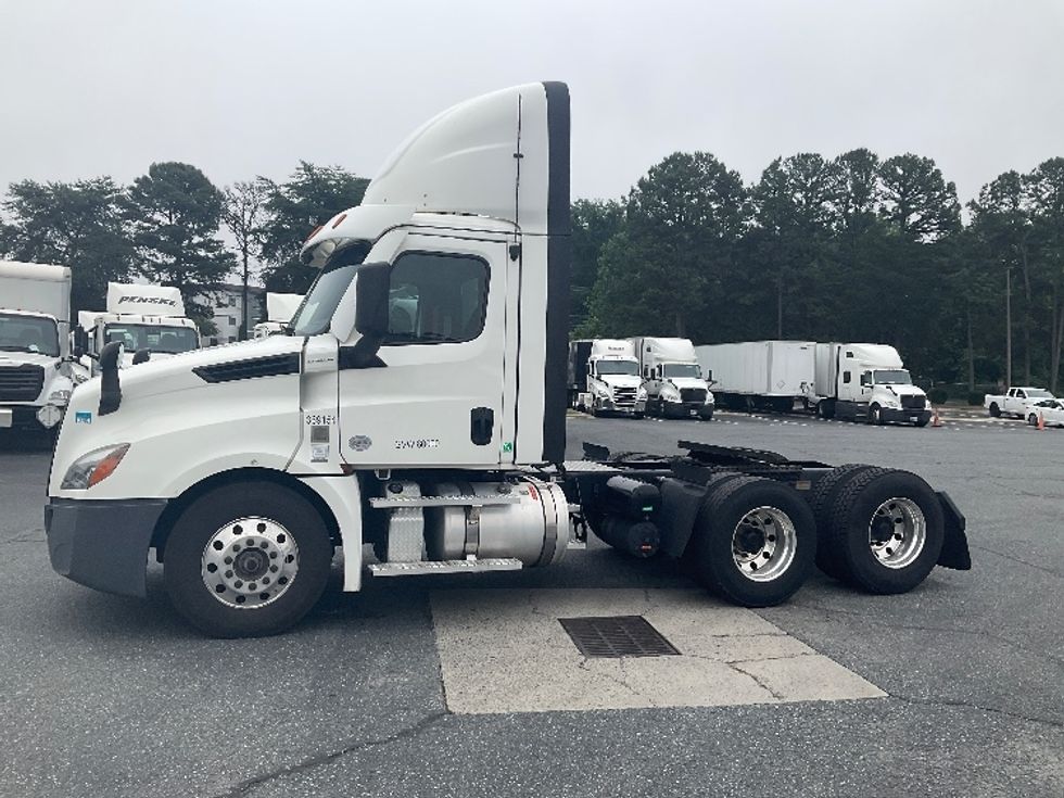 Day Cab Tractor-Heavy Duty Tractors-Freightliner-2020-T12664ST-Concord-NC-597,947\n\t\tmiles-$ 33,500 - Image 4