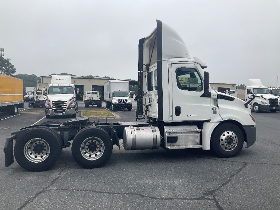 Day Cab Tractor-Heavy Duty Tractors-Freightliner-2020-T12664ST-Concord-NC-597,947\n\t\tmiles-$ 33,500 - Image 8