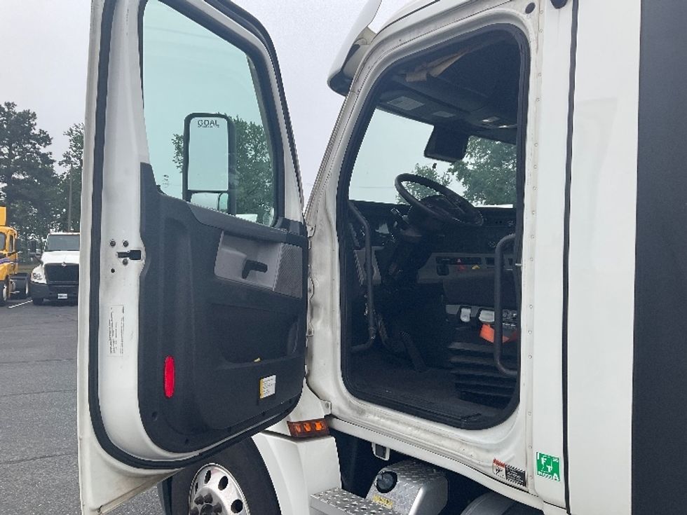 Day Cab Tractor-Heavy Duty Tractors-Freightliner-2020-T12664ST-Concord-NC-597,947\n\t\tmiles-$ 33,500 - Image 9