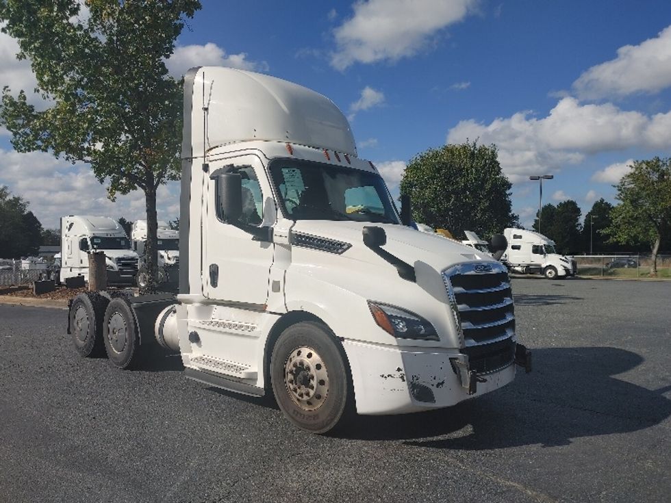 Day Cab Tractor-Heavy Duty Tractors-Freightliner-2020-T12664ST-Concord-NC-708,971\n\t\tmiles-$ 30,750 - Image 1