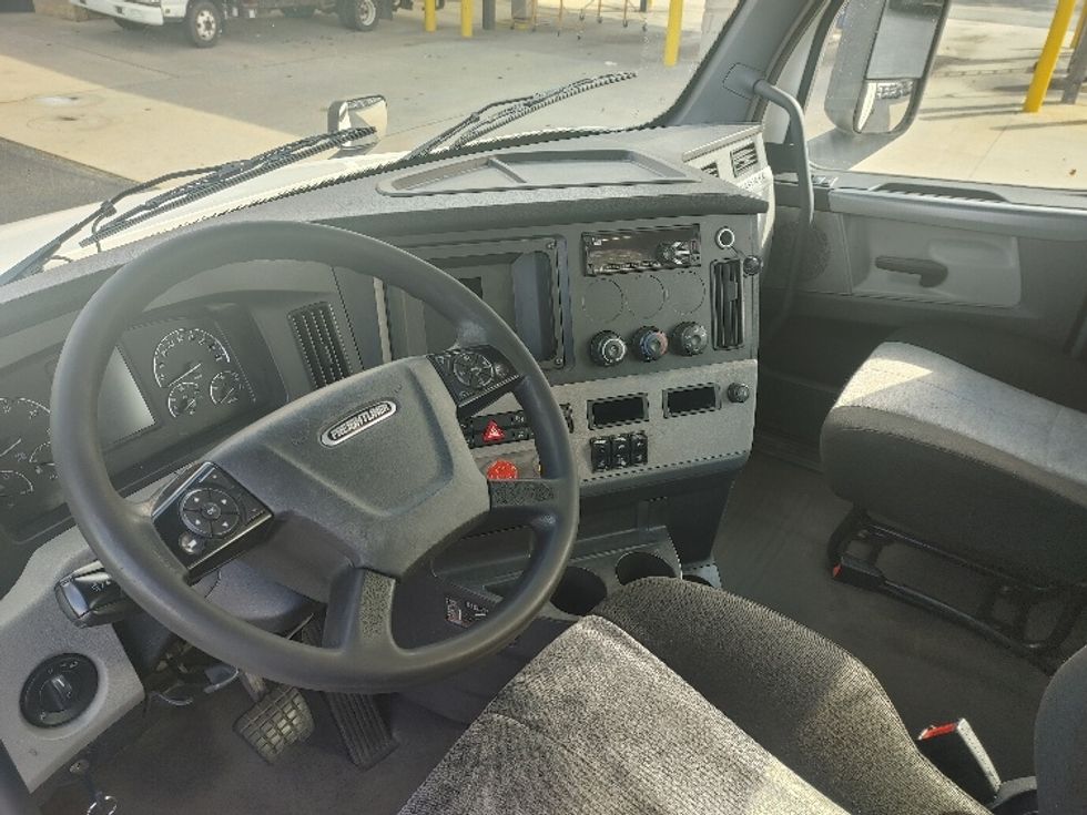 Day Cab Tractor-Heavy Duty Tractors-Freightliner-2020-T12664ST-Concord-NC-708,971\n\t\tmiles-$ 30,750 - Image 10