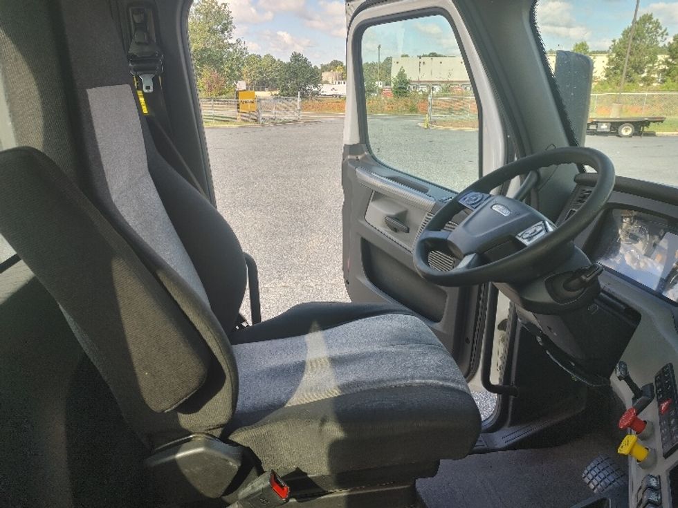 Day Cab Tractor-Heavy Duty Tractors-Freightliner-2020-T12664ST-Concord-NC-708,971\n\t\tmiles-$ 30,750 - Image 14